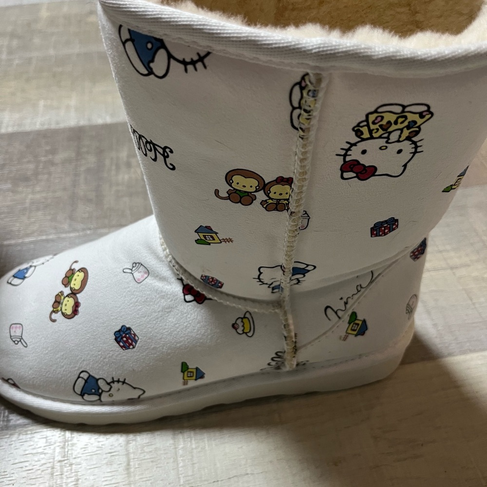 Brand new/rare Hello Kitty fur lined boots. Came from Japan.